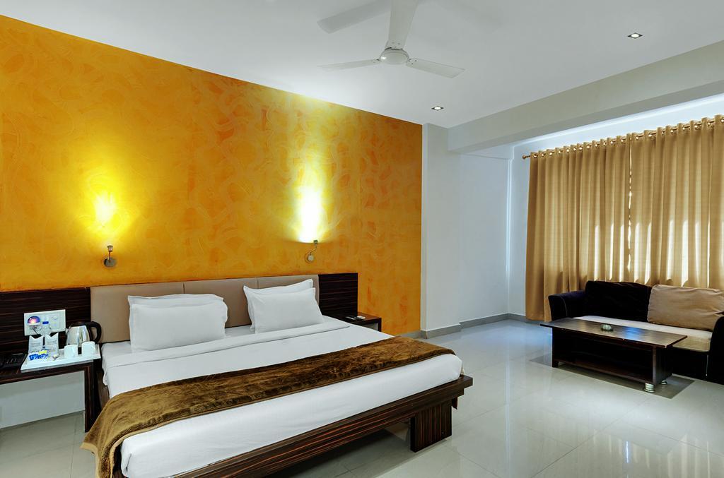 Hotel Balaji Central Ratlam Room photo